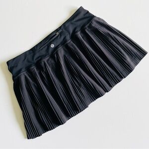 Lululemon SIZE 8 Pleat to Street skirt 13” in black
